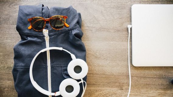 耳机，耳机，笔记本电脑，笔记本，休闲，衬衫