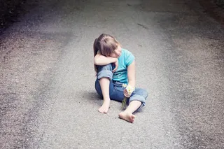 人类，儿童，女孩，道路，离开，坐在，一个人，出