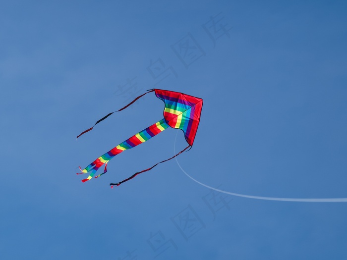 低角度观的多彩龙像空气中的风筝
