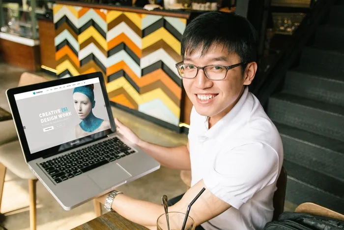 Macbook，笔记本电脑，样机，手，笔记本，Web，模板
