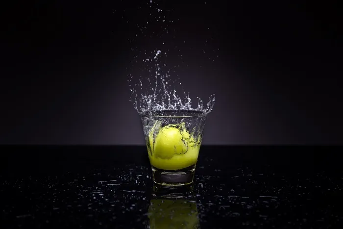 玻璃杯,柠檬,台灯,工艺品,吊坠,柠檬溅在杯水
