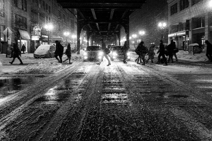 城市街道,铁路轨道,建筑,巷道,火车,街在雪中的黑白图像