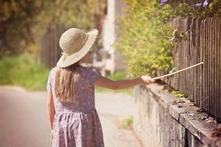 美女,裙子,婚纱写真,草帽,婚纱,女孩用一对接触木栅栏