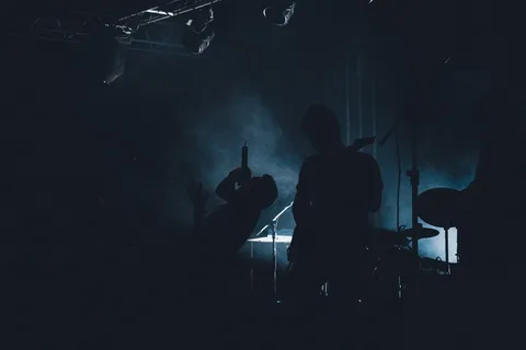 摩托车,江河,演唱会,模糊图片,,黑暗中的摇滚音乐家