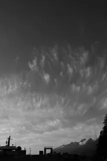 渡轮，山，天空，云，黑色和白色，景区