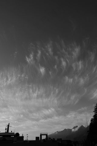 渡轮，山，天空，云，黑色和白色，景区
