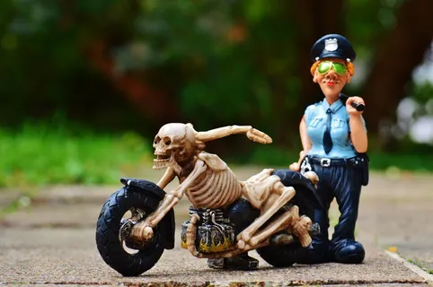 骑自行车的人,骨架,女警察,控制,令人毛骨悚然,很奇怪 骑自行车的人,骨架,女警察,控制,令人毛骨悚然,很奇怪