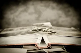 笔记本配件,桌上型锯床,书本,本册/便签,钥匙串,在桌子上打开相册