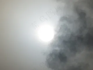 太阳，云，烟，涂黑