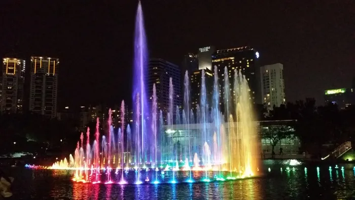 马来西亚吉隆坡，灯，喷泉，黑暗