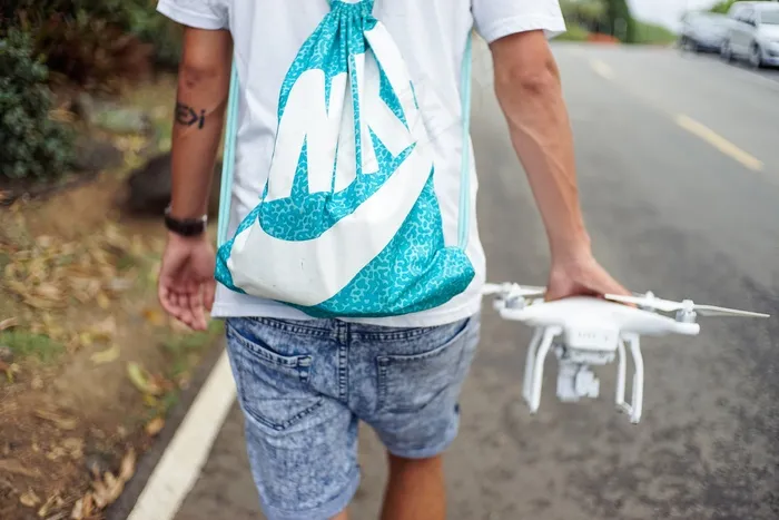 无人机，家伙，人，耐克，背包，背包，街