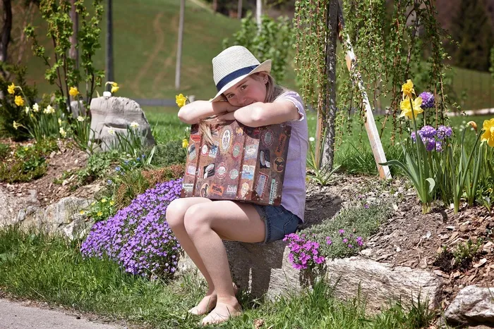 人，人，儿童，女孩，赤脚，帽子，行李