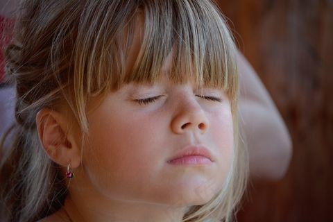 人，人的，儿童，女孩，金发，脸，闭着眼睛