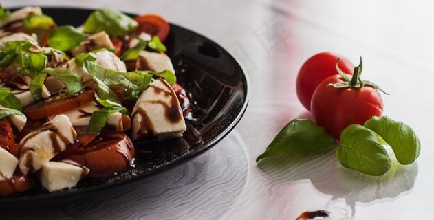 番茄和马苏里拉沙拉，意大利黑醋