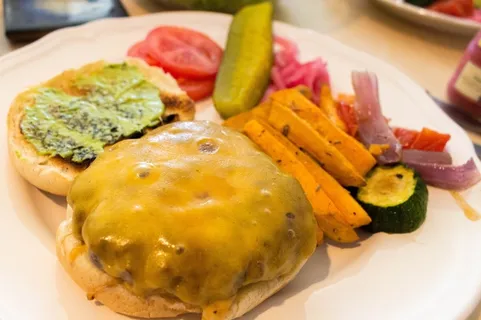 芝士汉堡,餐,洋葱圈,油炸蔬菜 芝士汉堡,餐,洋葱圈,油炸蔬菜