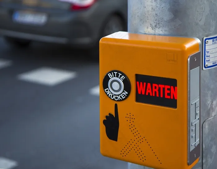 行人天桥，盲信号，斑马线，等待信号