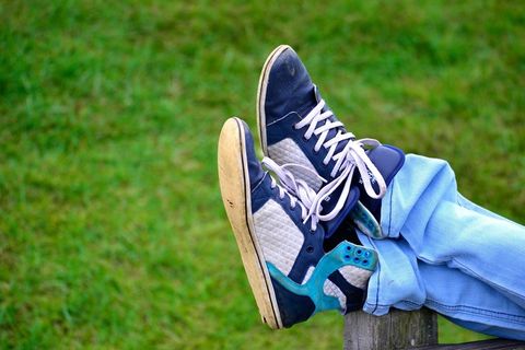 鞋子，公园，休息，放松，牛仔裤，靴子，男孩，草