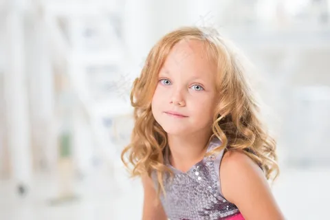 美女,头发,女人,文胸,人物特写,金发和黑人的头发的漂亮女孩的画像