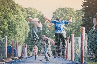 树,风景,长城,街道,工艺品,人们在蹦床上跳跃