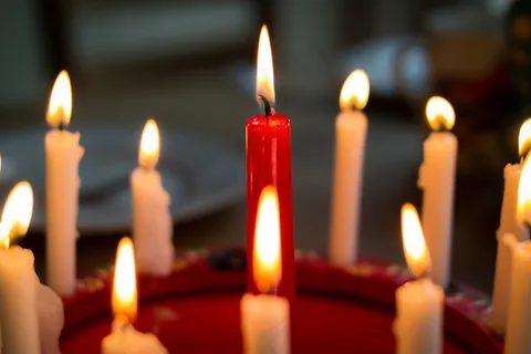蜡烛,蜡烛芯,打火机,比赛,玻璃烛台,点着蜡烛的生日蛋糕 蜡烛,蜡烛芯,打火机,比赛,玻璃烛台,点着蜡烛的生日蛋糕