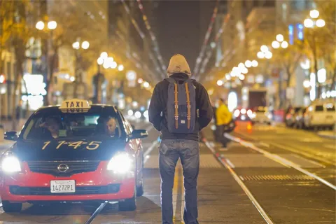 出租车,汽车,人,背包,连帽衫,夹克,牛仔裤 出租车,汽车,人,背包,连帽衫,夹克,牛仔裤