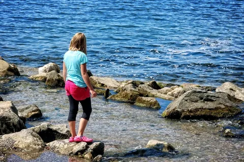 儿童，女孩，人，单身，水，自然