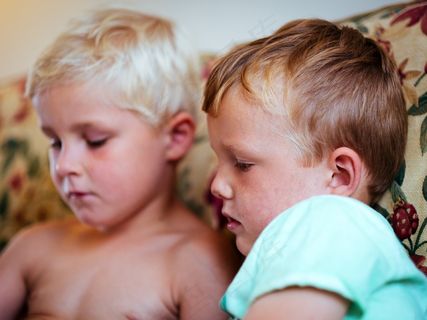 婴儿,人物特写,合照,女孩,亲吻,男孩坐在沙发上