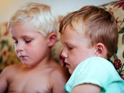 婴儿,人物特写,合照,女孩,亲吻,男孩坐在沙发上