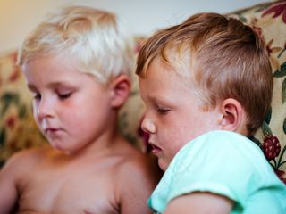 婴儿,人物特写,合照,女孩,亲吻,男孩坐在沙发上