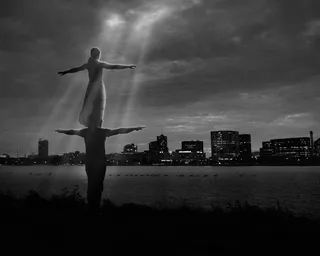 发电机,天空,芭蕾舞演员,雷电灾害,舞者,行使和看城市的男人和女人的黑白图像