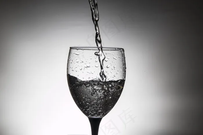 酒杯与酒的黑白图像