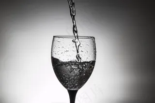 酒杯与酒的黑白图像