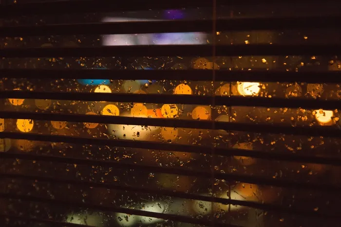 模糊，灯光，雨，窗口，百叶窗，黑暗，夜晚