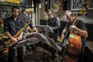 哈努曼在@NordestCaffè音乐会上，米兰