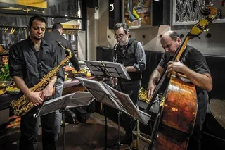 哈努曼在@NordestCaffè音乐会上，米兰