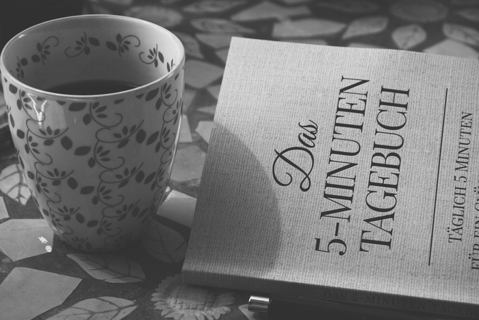 杯子,杯具,咖啡,陶瓷/马克杯,名片,咖啡杯和书桌的书的黑白图像