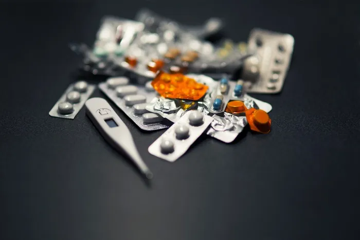 玩具,彩钻,发卡,安全带扣,手表,药品和温度计在黑色背景上