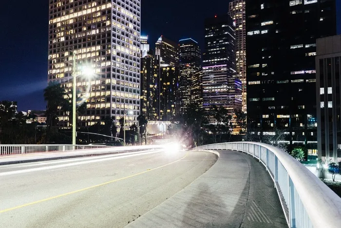 城市，夜晚，城市，交通，道路，灯光，建筑物