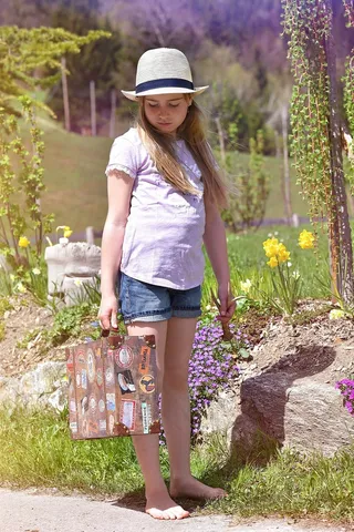 人，人，儿童，女孩，行李，赤脚，帽子