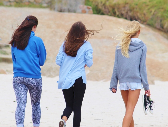 女孩，年轻妇女，步行，海滩，海，沙丘，头发