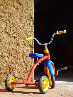 黄色，蓝色，红色，三轮车，小孩