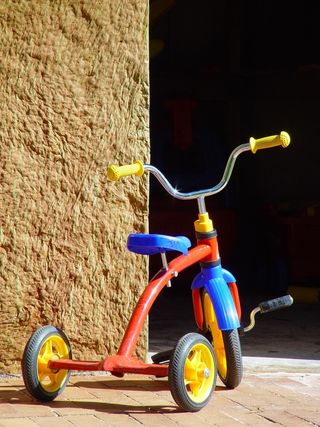 黄色，蓝色，红色，三轮车，小孩