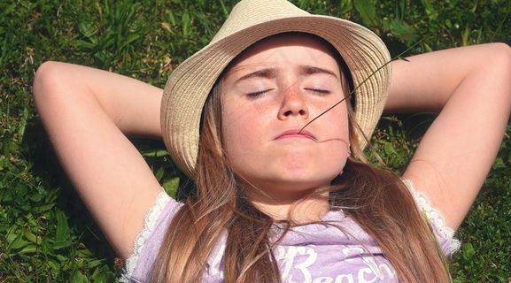 人类，儿童，女孩，草甸，关注，放松，享受