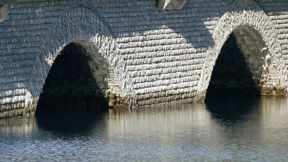 桥梁，石拱门，水，对比度，光线和阴影