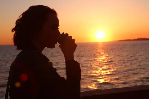 女人，日落，海