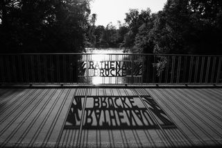 栅栏,楼梯,人行桥,桥梁,足球运动,桥上的阴影