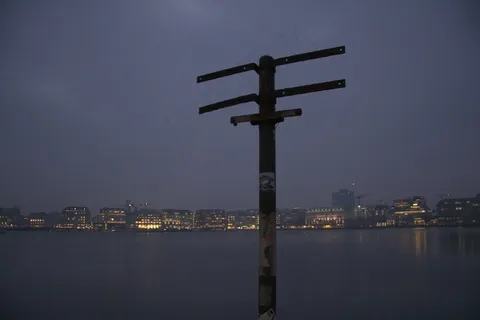 街灯,天空,篮球架,十字架,钓鱼竿,阿尔斯特和晚上的汉堡市 街灯,天空,篮球架,十字架,钓鱼竿,阿尔斯特和晚上的汉堡市