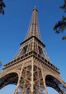 埃菲尔铁塔，视图向上