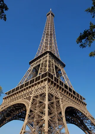 埃菲尔铁塔，视图向上