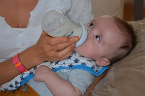 婴儿,年轻,人,毛绒,男孩,儿童,牛奶,瓶 婴儿,年轻,人,毛绒,男孩,儿童,牛奶,瓶